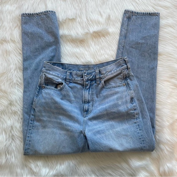 American Eagle Light Wash Ripped Distressed Mom Jean Size 4 - Picture 4 of 7